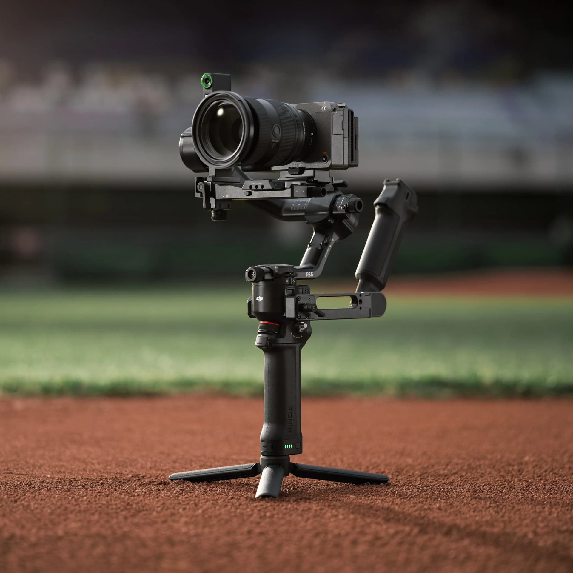DJI RS 5 — stabilisateur installé en situation de tournage