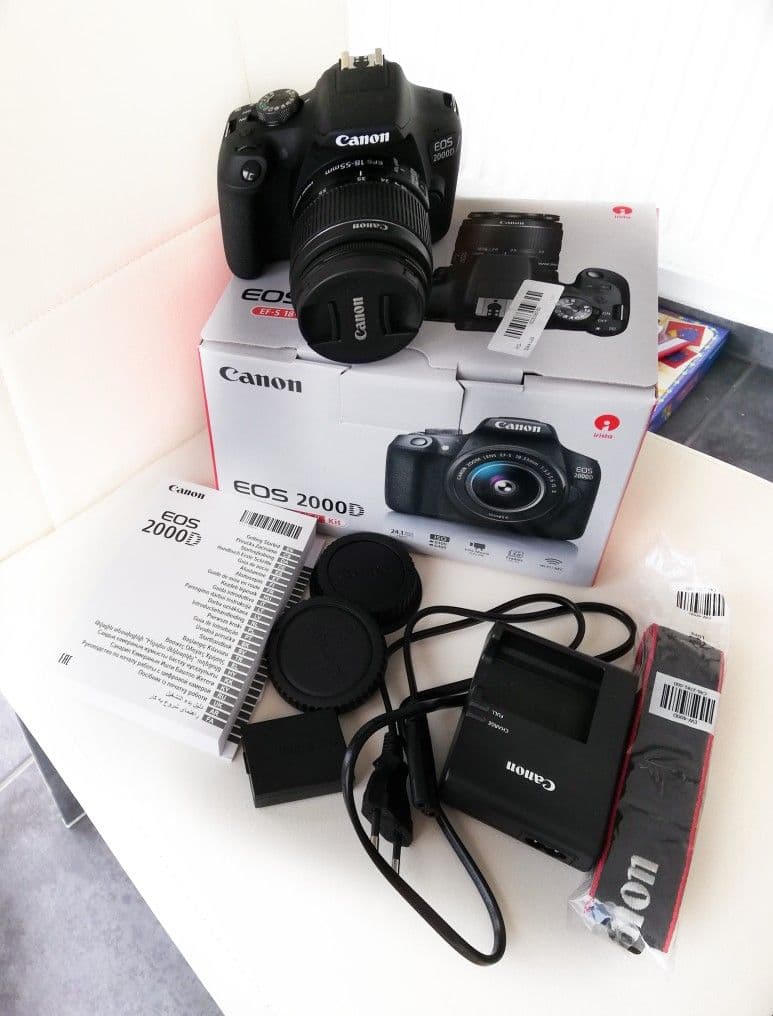 Canon EOS 2000D — appareil et accessoires présentés sur une table